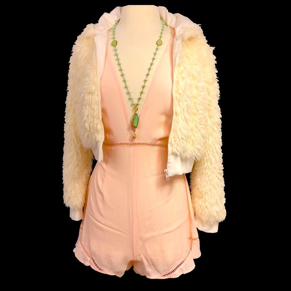 💰SOLD💰Astr Short Sleeve Blush Romper w/ Plunging Neckline - Picture 4 of 8